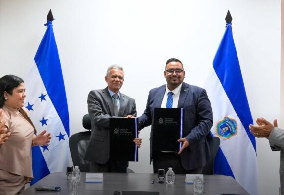 GOBIERNO ANUNCIA BECAS EN CÁRCELES MIENTRAS DOS MILLONES DE NIÑOS ESTÁN FUERA DE AULAS
