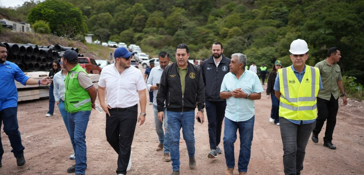 ALCALDE ZELAYA MUESTRA AVANCES DE REPRESA A DIPUTADOS