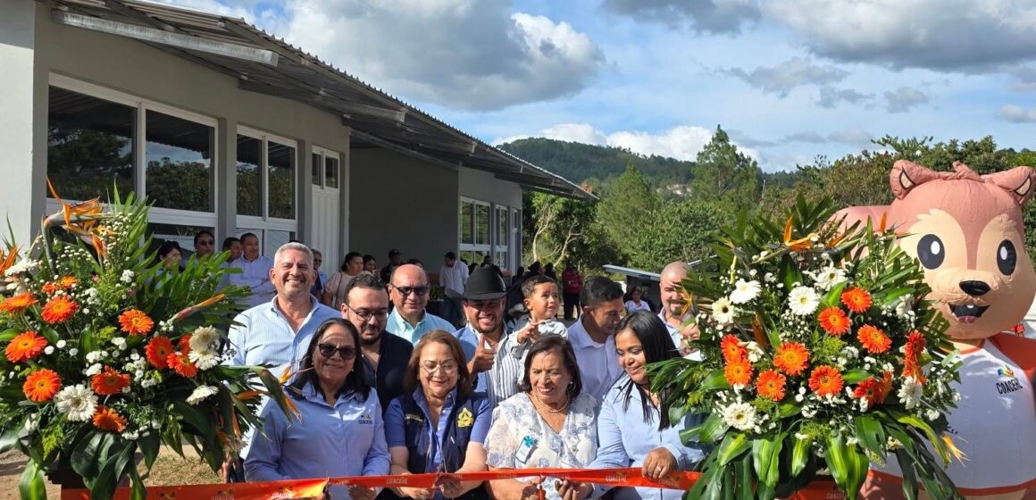 COACEHL CULMINA RENOVACIÓN DE ESCUELA EN LEPATERIQUE COACEHL CULMINA RENOVACIÓN DE ESCUELA EN LEPATERIQUE