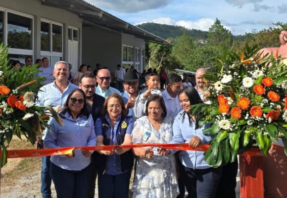 COACEHL CULMINA RENOVACIÓN DE ESCUELA EN LEPATERIQUE