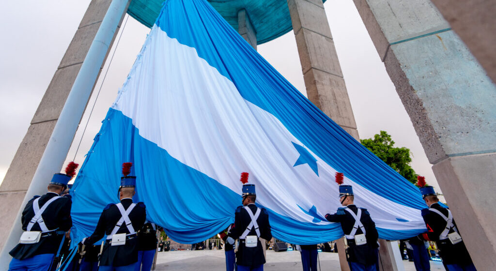 ¡UNAH RECTIFICA! REGRESA COLOR OFICIAL DE LA BANDERA DE HONDURAS ¡UNAH RECTIFICA! REGRESA COLOR OFICIAL DE LA BANDERA DE HONDURAS