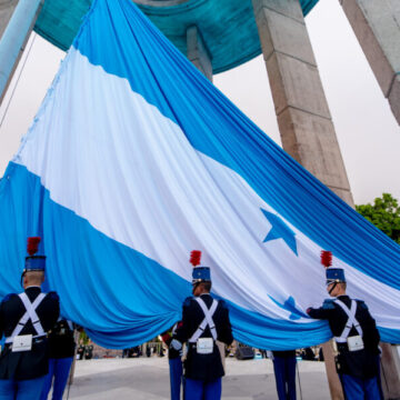 ¡UNAH RECTIFICA! REGRESA COLOR OFICIAL DE LA BANDERA DE HONDURAS
