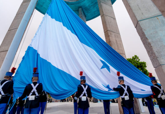 ¡UNAH RECTIFICA! REGRESA COLOR OFICIAL DE LA BANDERA DE HONDURAS