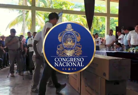 CONGRESO ENTREGA AIRES ACONDICIONADOS EN CENTROS DE ESTUDIO