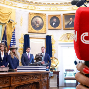TRUMP CIERRA PUERTAS DE LA CASA BLANCA A CNN Y OTROS MEDIOS POR «NOTICIAS FALSAS»