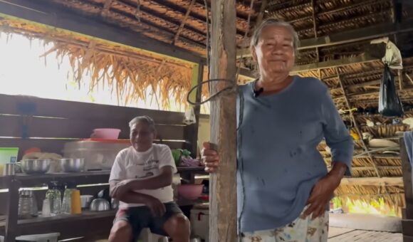 ABANDONARON LA CIUDAD HACE 30 AÑOS PARA IRSE A LA SELVA Y CRIARON HIJOS CULTIVANDO TIERRA SIN QUÍMICOS ABANDONARON LA CIUDAD HACE 30 AÑOS PARA IRSE A LA SELVA Y CRIARON HIJOS CULTIVANDO TIERRA SIN QUÍMICOS