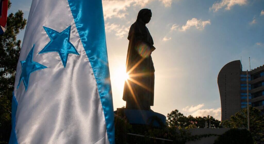 ¡EXCLUSIVA! A DEBATE ELIMINAR AZUL “CACHURECO” DE BANDERA HONDUREÑA EN LA UNIVERSIDAD NACIONAL