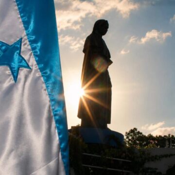 ¡EXCLUSIVA! A DEBATE ELIMINAR AZUL “CACHURECO” DE BANDERA HONDUREÑA EN LA UNIVERSIDAD NACIONAL