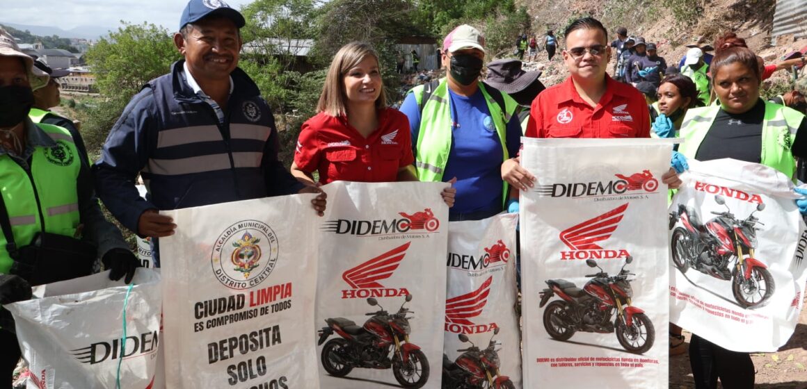 DIDEMO E INPLASA DONAN MÁS DE 3,100 SACOS AL PERSONAL DE LIMPIEZA EN LA CAPITAL