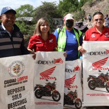 DIDEMO E INPLASA DONAN MÁS DE 3,100 SACOS AL PERSONAL DE LIMPIEZA EN LA CAPITAL