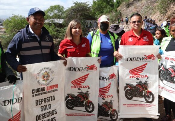 DIDEMO E INPLASA DONAN MÁS DE 3,100 SACOS AL PERSONAL DE LIMPIEZA EN LA CAPITAL