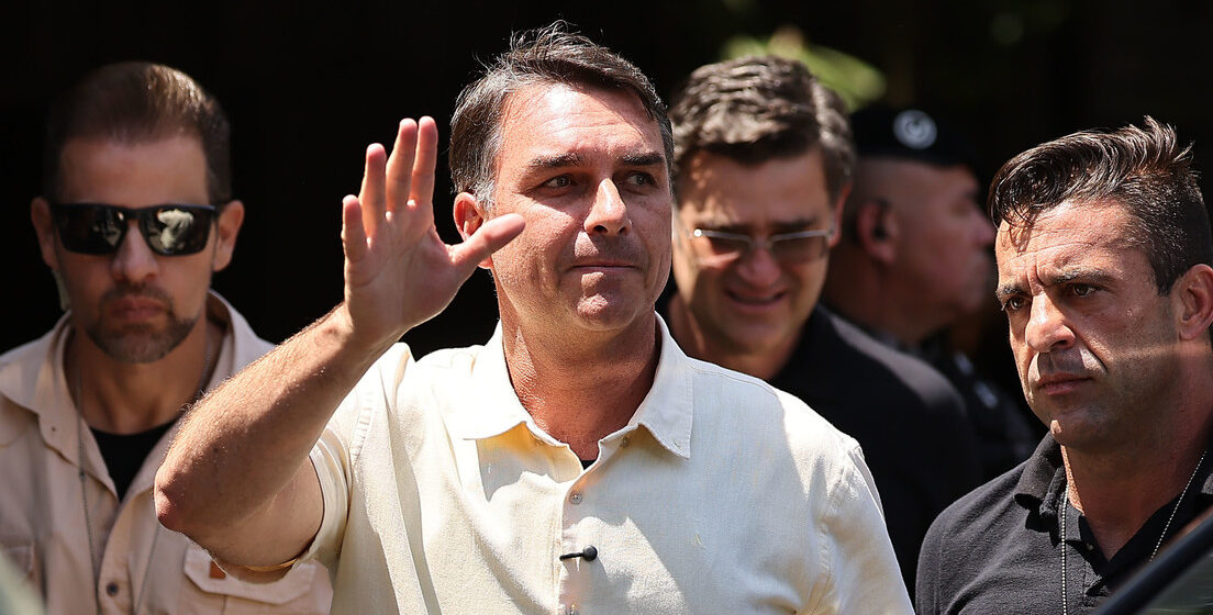 FLÁVIO BOLSONARO HUYÓ RUMBO A EE.UU. FLÁVIO BOLSONARO HUYÓ RUMBO A EE.UU.