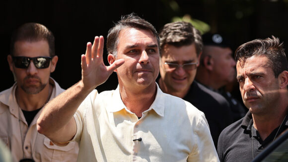 FLÁVIO BOLSONARO HUYÓ RUMBO A EE.UU. FLÁVIO BOLSONARO HUYÓ RUMBO A EE.UU.