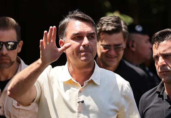 FLÁVIO BOLSONARO HUYÓ RUMBO A EE.UU. FLÁVIO BOLSONARO HUYÓ RUMBO A EE.UU.