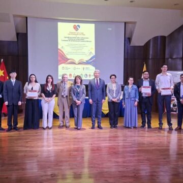 ¡EXCELENTE! CHINA PREMIA EL TALENTO LITERARIO DE JÓVENES HONDUREÑOS ¡EXCELENTE! CHINA PREMIA EL TALENTO LITERARIO DE JÓVENES HONDUREÑOS