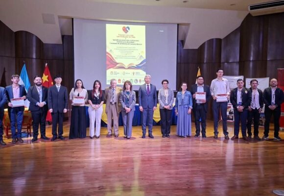 ¡EXCELENTE! CHINA PREMIA EL TALENTO LITERARIO DE JÓVENES HONDUREÑOS