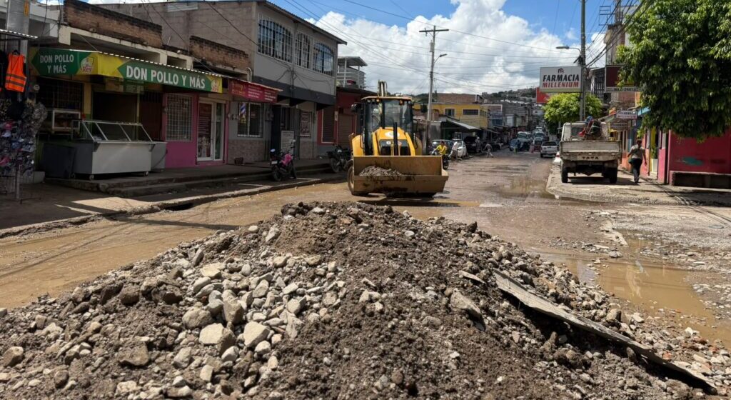 ALCALDÍA RESTAURA CALLES EN “LA QUEZADA” TRAS LLUVIAS DEL FIN DE SEMANA