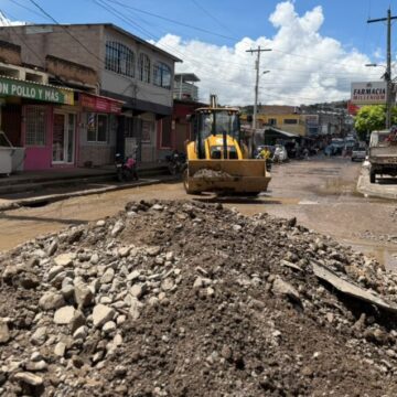 ALCALDÍA RESTAURA CALLES EN “LA QUEZADA” TRAS LLUVIAS DEL FIN DE SEMANA
