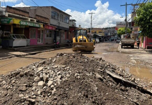 ALCALDÍA RESTAURA CALLES EN “LA QUEZADA” TRAS LLUVIAS DEL FIN DE SEMANA