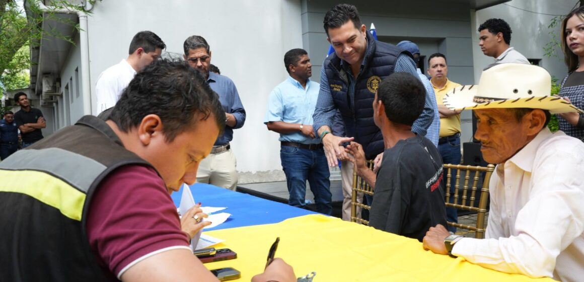 ALCALDE ZELAYA ENTREGA APOYO HUMANITARIO A DAMNIFICADOS DE VILLA UNIÓN